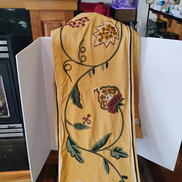 Williams Sonoma Crewel Table Runner 16"x108" Gold w/Burgundy Grapes Vines Floral - Picture 3 of 11